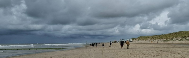 Wandelen op het strand na een regenbui