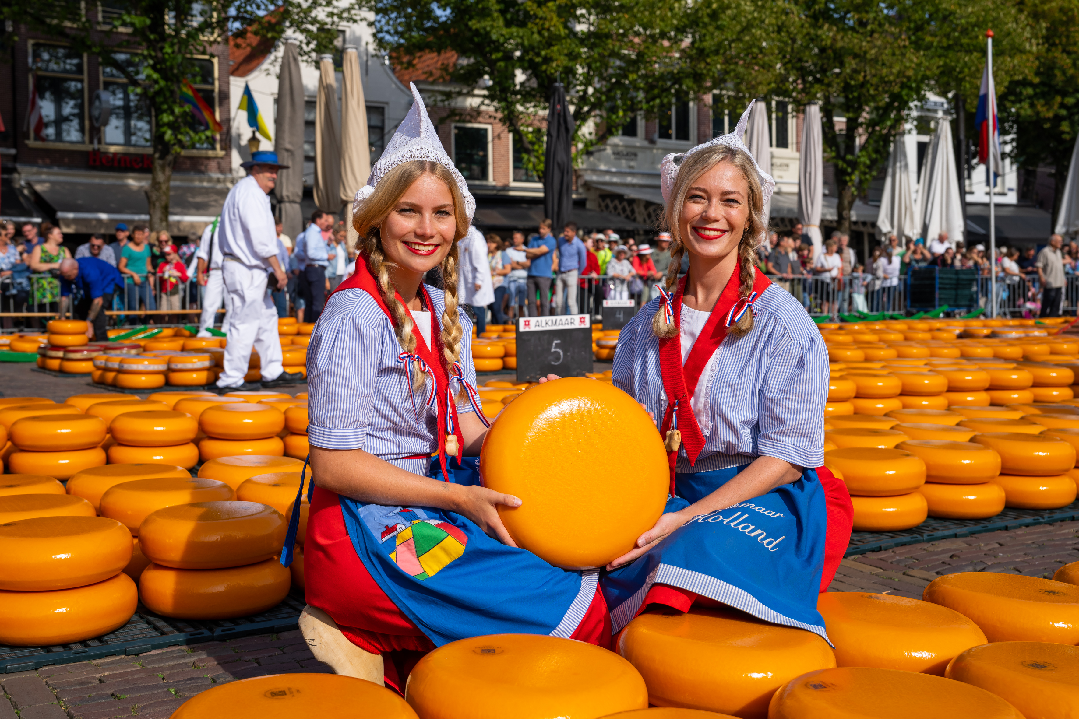 Kaasmeisjes-met-Kaas-op-Kaasmarkt-Ed-van-de-Pol